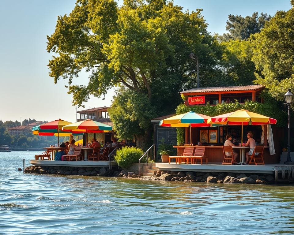 Sommerliche Strandbars am Fluss